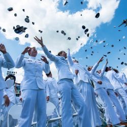 Oficiales recién ascendidos lanzan sus birretes al aire durante el sobrevuelo de la 145.ª ceremonia de graduación de la Guardia Costera de Estados Unidos en New London, Connecticut. El presidente estadounidense Donald Trump pronunció el discurso de graduación. | Foto:JOSEPH PREZIOSO / AFP