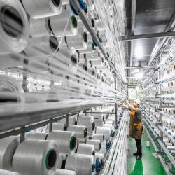 Una trabajadora labora en el taller de una empresa de fibras, en la ciudad de Zunhua, en la provincia de Hebei, en el norte de China. La economía china experimentó una recuperación constante en los primeros cuatro meses de 2026, con un repunte de los indicadores clave y el impulso de nuevos motores de crecimiento a medida que las políticas macroeconómicas seguían surtiendo efecto. | Foto:Xinhua/Liu Mancang