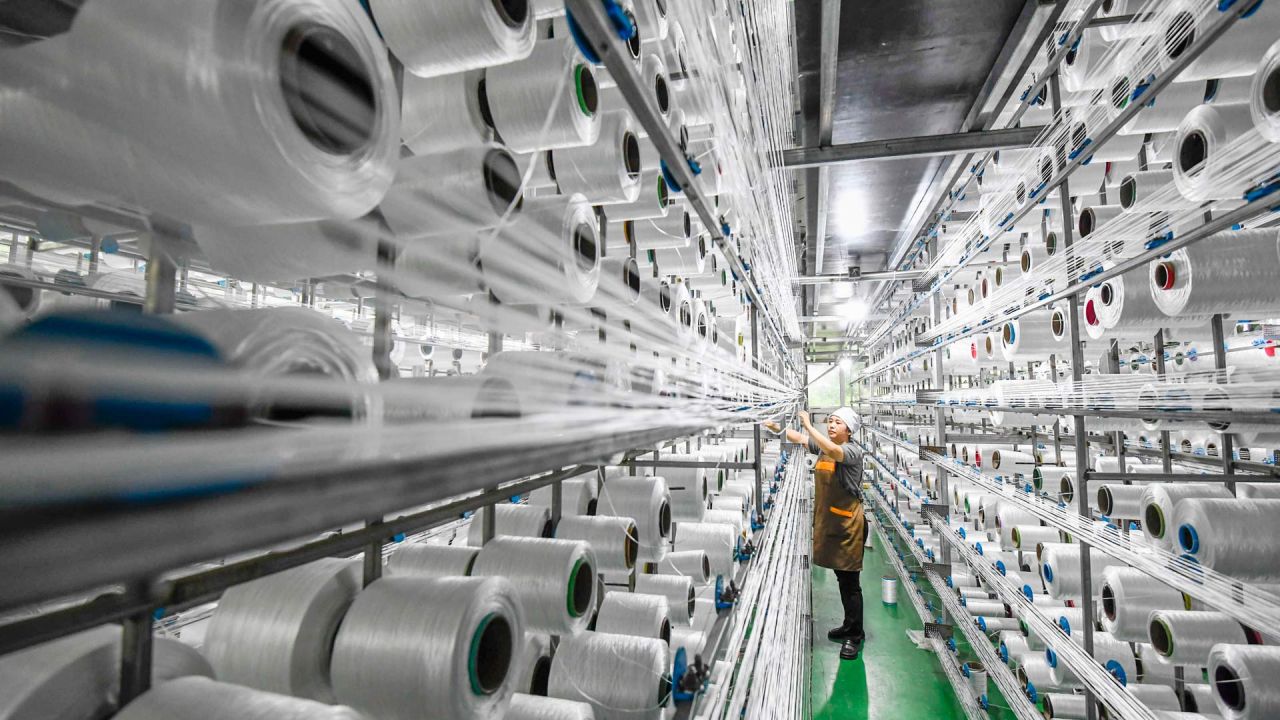 Una trabajadora labora en el taller de una empresa de fibras, en la ciudad de Zunhua, en la provincia de Hebei, en el norte de China. La economía china experimentó una recuperación constante en los primeros cuatro meses de 2026, con un repunte de los indicadores clave y el impulso de nuevos motores de crecimiento a medida que las políticas macroeconómicas seguían surtiendo efecto. | Foto:Xinhua/Liu Mancang