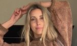 El curioso tapado que eligió Anita Espasandin: charol y shearling fantasía en fucsia
