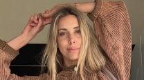 El curioso tapado que eligió Anita Espasandin: charol y shearling fantasía en fucsia