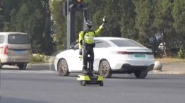 China desplegó robots humanoides con inteligencia artificial para controlar el tráfico.