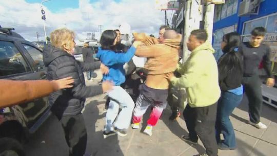 Entre gritos, patadas y empujones, clausuraron la clínica de González Catán acusada de ejercicio ilegal de la medicina