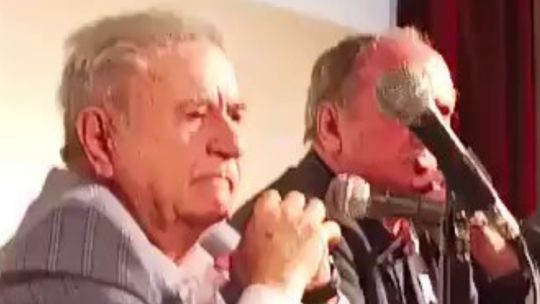 Escracharon a Duhalde en la presentación de un libro sobre su gestión como gobernador: por qué se cantó la la marcha peronista