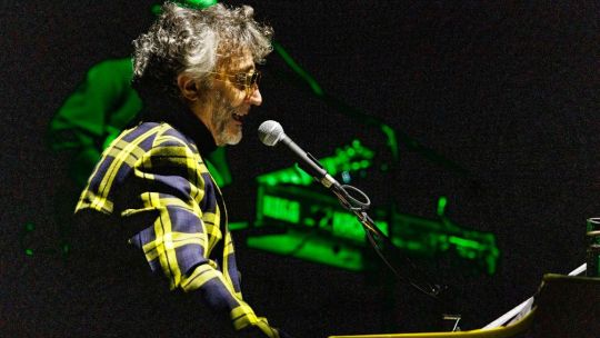 “Las dopaminas nos quitaron la paciencia”: el concierto desafiante con el que Fito Páez transformó el Movistar Arena