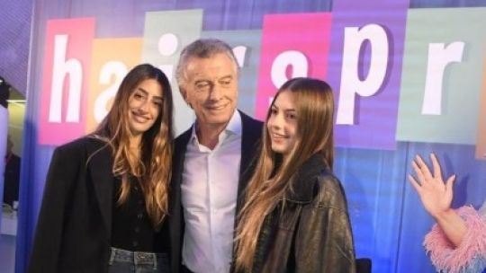 Papá soltero: la salida de Mauricio Macri al teatro con sus hijas