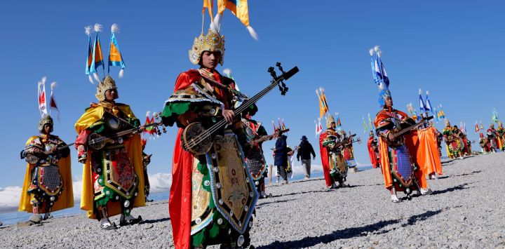 Artistas son vistos durante la ceremonia de apertura del lago Nam Co, en la región autónoma de Xizang, en el suroeste de China. La tan esperada ceremonia de apertura del lago Nam Co ofreció a los turistas una excepcional combinación de impresionantes paisajes de meseta, costumbres populares tibetanas de larga tradición y servicios de viaje mejorados.