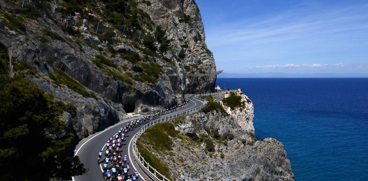 El pelotón avanza en el Cabo Noli durante la 12.ª etapa del Giro de Italia 2026, que se disputa entre Imperia y Novi Ligure, Italia.