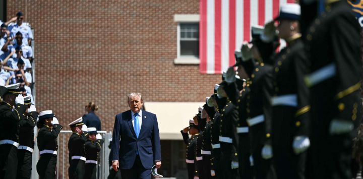El presidente de Estados Unidos, Donald Trump, llega para pronunciar el discurso de graduación a la promoción de 2026 de la Academia de la Guardia Costera de Estados Unidos en New London, Connecticut.