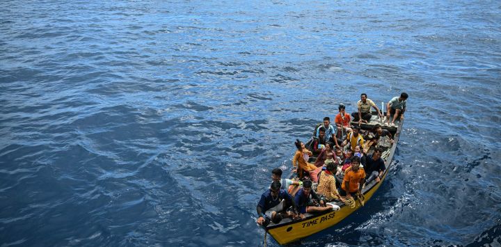 Esta fotografía muestra a pasajeros llegando a un barco para abordar el buque MV Kalighat cerca de Chowra, en aguas de las islas Andamán y Nicobar de la India. El ferry, que opera desde la capital del archipiélago, Sri Vijayapuram, en el norte, hasta el extremo sur de Campbell Bay, presta servicio tanto de pasajeros como de carga.