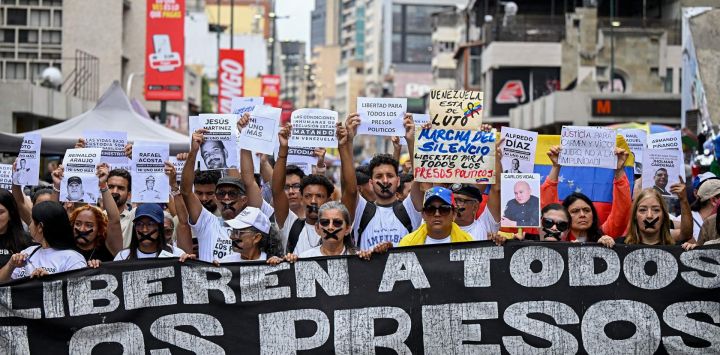 Estudiantes y familiares de presos políticos participan en una marcha para denunciar las recientes muertes bajo custodia y exigir protección urgente para los detenidos en el bulevar Sabana Grande, en Caracas, Venezuela.