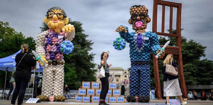 Figuras hechas con globos inflables que representan al multimillonario Bill Gates (izquierda) y al director general de la Organización Mundial de la Salud (OMS), Tedros Adhanom Ghebreyesus, sosteniendo jeringas, instaladas por el grupo ultraconservador CitizenGO, fundado en España y que hace campaña contra el nuevo tratado de la OMS sobre preparación para pandemias, se ven en la Plaza de las Naciones durante la Asamblea Mundial de la Salud en Ginebra.