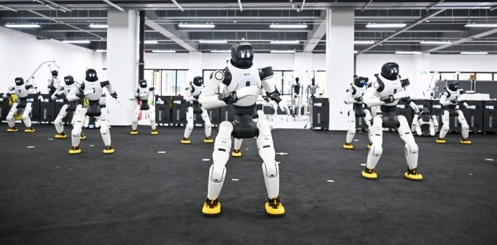 Imagen de robots vistos en la empresa tecnológica SYNROX en el 764 Aerospace, en la municipalidad de Tianjin, en el norte de China. Ubicado en el sitio de una antigua fábrica estatal de equipos de radiodifusión, el 764 Aerospace, un parque industrial digital situado en el distrito de Hexi de Tianjin, alberga a más de 10 empresas de alta tecnología.