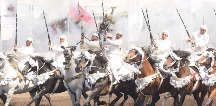 Imagen de una escena durante la Tbourida, un espectáculo ecuestre marroquí, en la Competencia Interregional de Tbourida de Rabat 2026, en Bouznika, Marruecos. La Tbourida es un espectáculo ecuestre marroquí que se remonta al siglo XVI. Fue inscrita en la Lista Representativa del Patrimonio Cultural Inmaterial de la Humanidad de la UNESCO en 2021.