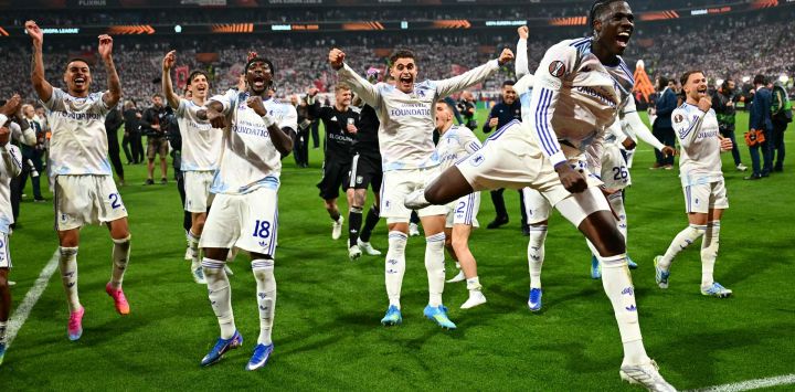 Los jugadores del Aston Villa celebran tras ganar la final de la UEFA Europa League entre el SC Freiburg y el Aston Villa en el Besiktas Park de Estambul.