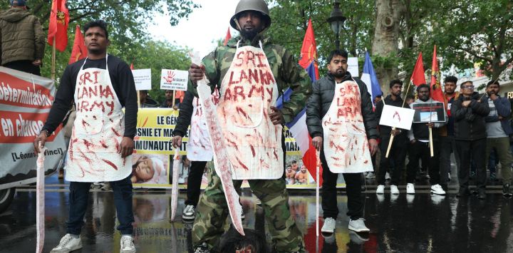 Miembros de la comunidad tamil en Francia, ataviados con delantales que simulaban sangre y llevaban la inscripción "Ejército de Sri Lanka", participaron en una marcha de protesta en París, exigiendo que Sri Lanka reconociera lo que ellos denominan el genocidio tamil.
