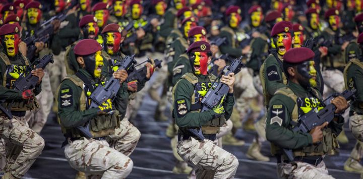 Miembros de las fuerzas de seguridad saudíes participan en un desfile militar previo a la peregrinación del Hajj en La Meca. Más de un millón de musulmanes se congregan en La Meca para la peregrinación, ensombrecida por la guerra en Oriente Medio, donde la animosidad persiste en la región a pesar de un frágil alto el fuego. Los ritos de este año, que atraen a fieles de todo el mundo islámico, incluido Irán, se producen tras una serie de ataques iraníes contra objetivos en Arabia Saudí y sus vecinos del Golfo.