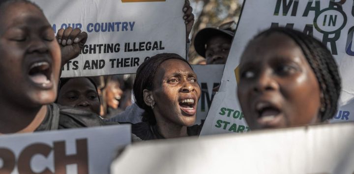 Miembros de “March and March” portan pancartas y corean consignas antimigrantes durante una marcha de protesta en Durban. El grupo exige medidas más contundentes contra la inmigración ilegal y la deportación de extranjeros indocumentados. La protesta se produce en medio de la creciente preocupación pública por el control fronterizo, la aplicación de la ley y la política nacional del gobierno.