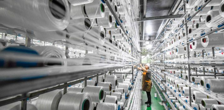 Una trabajadora labora en el taller de una empresa de fibras, en la ciudad de Zunhua, en la provincia de Hebei, en el norte de China. La economía china experimentó una recuperación constante en los primeros cuatro meses de 2026, con un repunte de los indicadores clave y el impulso de nuevos motores de crecimiento a medida que las políticas macroeconómicas seguían surtiendo efecto.