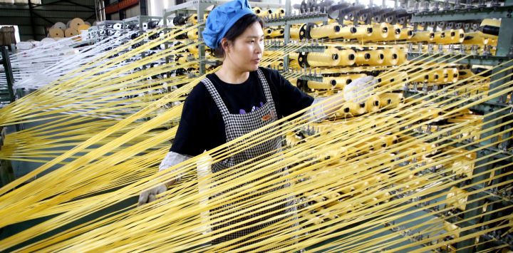 Una trabajadora labora en la línea de producción en el taller de una empresa, en el distrito de Lianyun de la ciudad de Lianyungang, en la provincia de Jiangsu, en el este de China. La economía china experimentó una recuperación constante en los primeros cuatro meses de 2026, con un repunte de los indicadores clave y el impulso de nuevos motores de crecimiento a medida que las políticas macroeconómicas seguían surtiendo efecto.