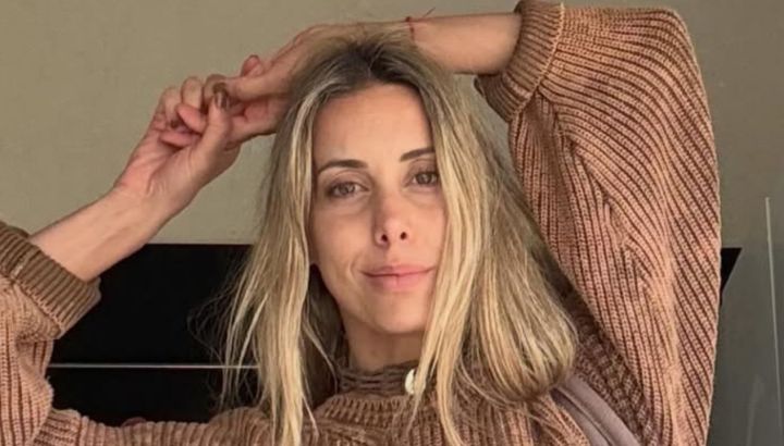 El curioso tapado que eligió Anita Espasandin: charol y shearling fantasía en fucsia