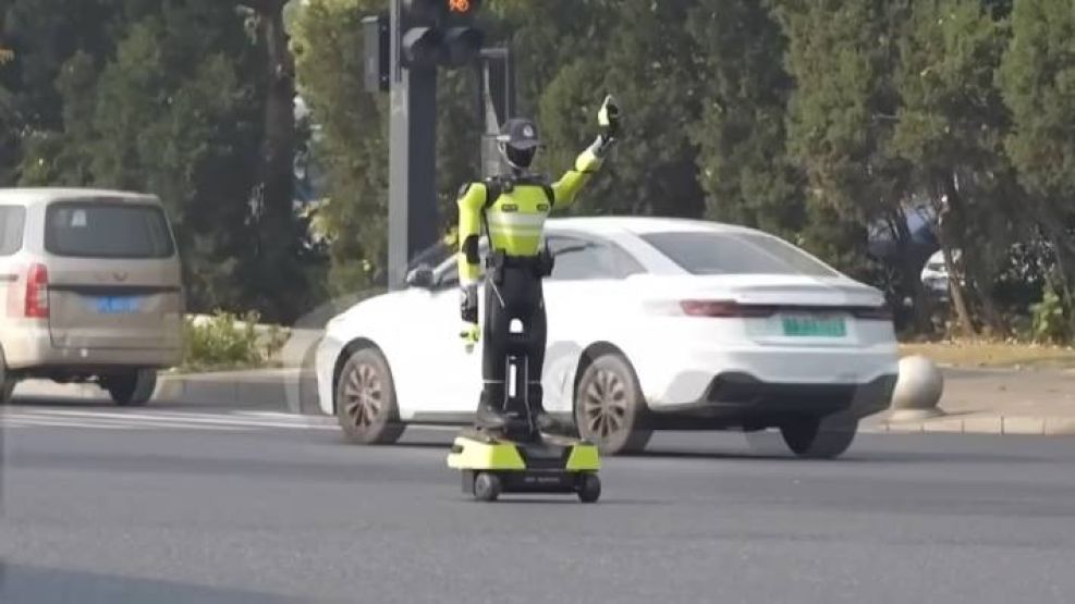 China desplegó robots humanoides con inteligencia artificial para controlar el tráfico.