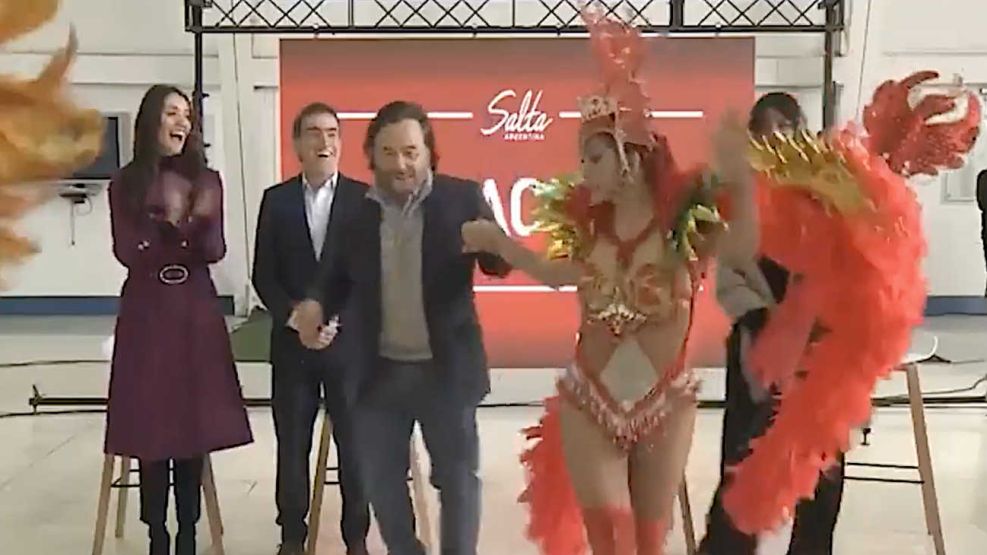 Gustavo Sáenz bailó con los bailarines del carnaval 21052026