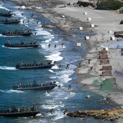 Imagen de personal militar participando en ejercicios de desembarco anfibio con botes de asalto durante el evento final del ejercicio EFES-2026 en el mar Egeo, frente a la costa de Izmir, Turquía. Turquía concluyó el ejercicio EFES-2026, uno de los ejercicios combinados y conjuntos más grandes del país, en la ciudad suroccidental de Izmir, con la participación de fuerzas de algunos socios extranjeros. | Foto:Xinhua/Mustafa Kaya