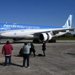 Un Airbus A330-200 de Aerolíneas Argentinas, decorado con el número 10 en homenaje a la estrella del fútbol argentino Lionel Messi y con un brazalete de capitán con tres estrellas en uno de sus motores, se observa durante su presentación en el Aeropuerto Internacional de Ezeiza, en la provincia de Buenos Aires. El avión transportará a la selección argentina de fútbol a Estados Unidos para la Copa Mundial de 2026 y la regresará a Argentina tras el torneo. | Foto:LUIS ROBAYO / AFP