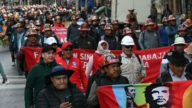 Contra las cuerdas y rodeado de piquetes, el Gobierno boliviano convoca de urgencia a los campesinos para frenar el caos