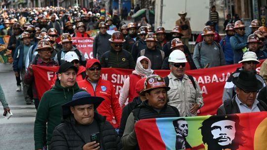 Fuego, escasez y gases lacrimógenos en Bolivia: la calle acorrala al Gobierno y exige su renuncia
