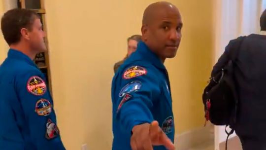 Un hombre se filtró en el Congreso de EE.UU e increpó a los astronautas de Artemis II: “Nunca han ido al espacio”