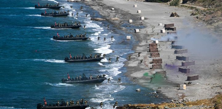 Imagen de personal militar participando en ejercicios de desembarco anfibio con botes de asalto durante el evento final del ejercicio EFES-2026 en el mar Egeo, frente a la costa de Izmir, Turquía. Turquía concluyó el ejercicio EFES-2026, uno de los ejercicios combinados y conjuntos más grandes del país, en la ciudad suroccidental de Izmir, con la participación de fuerzas de algunos socios extranjeros.