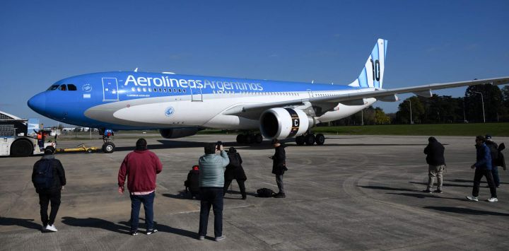 Un Airbus A330-200 de Aerolíneas Argentinas, decorado con el número 10 en homenaje a la estrella del fútbol argentino Lionel Messi y con un brazalete de capitán con tres estrellas en uno de sus motores, se observa durante su presentación en el Aeropuerto Internacional de Ezeiza, en la provincia de Buenos Aires. El avión transportará a la selección argentina de fútbol a Estados Unidos para la Copa Mundial de 2026 y la regresará a Argentina tras el torneo.