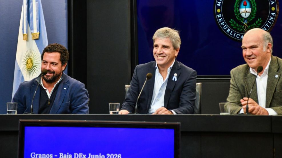 Luis Caputo afirmó que no habrá “ajuste” adicional para compensar la baja de retenciones al agro