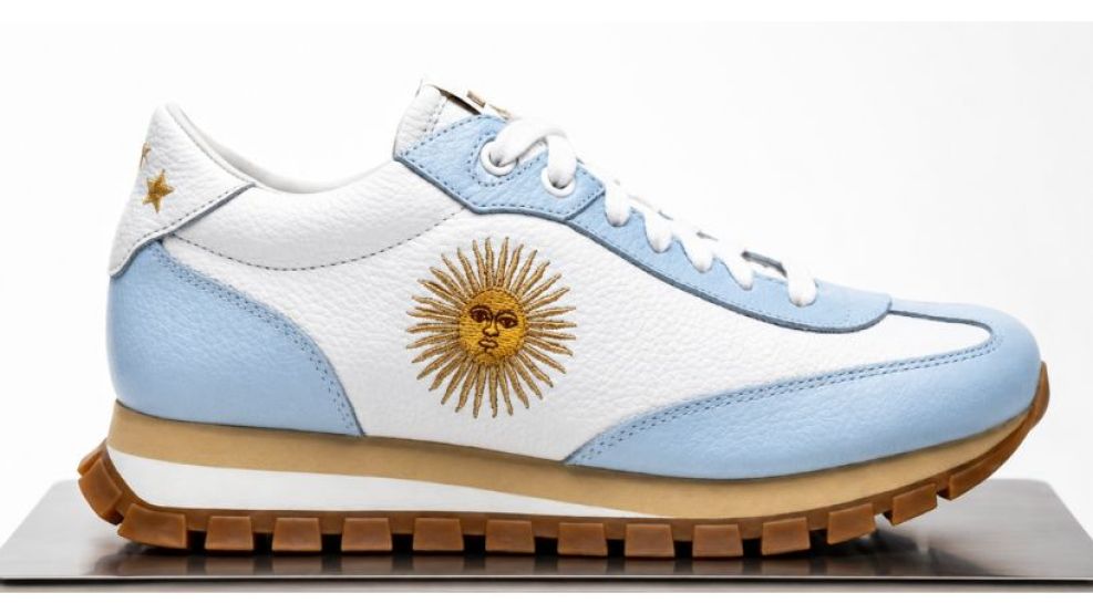 Las zapatillas mundialistas que fabrica una pyme de Córdoba