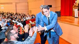Lucas Pendola saludando en su asunción