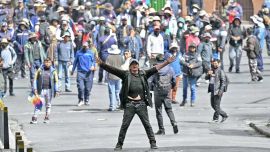 El Gobierno de Bolivia negó sufrir una crisis interna y anunció un corredor humanitario para romper los bloqueos en La Paz