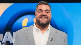 Entramos al living de Darío Barassi: lámparas tendencia, rincón de café y un adorno que se robó todas las miradas