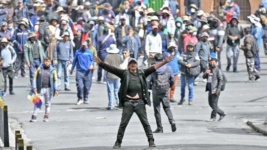 El Gobierno de Bolivia negó sufrir una crisis interna y anunció un corredor humanitario para romper los bloqueos en La Paz