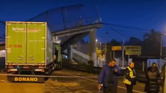 Impactante derrumbe en Panamericana: un camión chocó un puente y lo hizo colapsar en plena madrugada