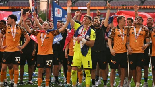 Hull City metió un agónico triunfo y ascendió a la Premier League luego de casi una década