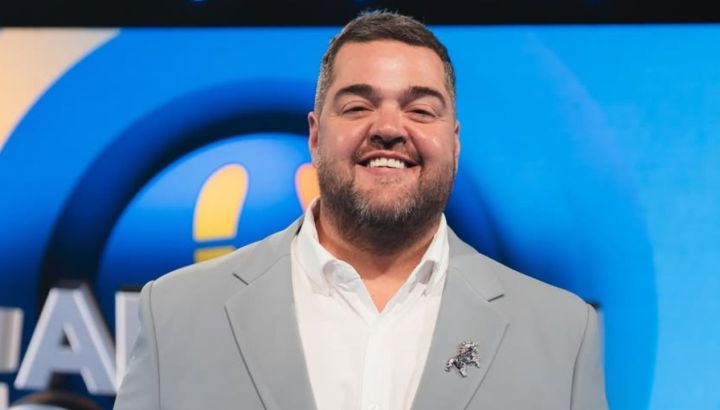 Entramos al living de Darío Barassi: lámparas tendencia, rincón de café y un adorno que se robó todas las miradas 