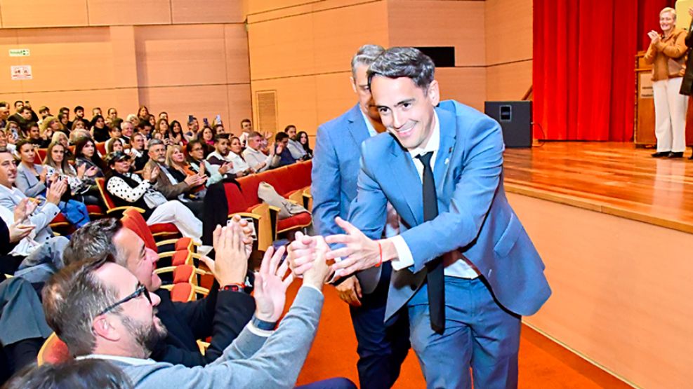 Lucas Pendola saludando en su asunción