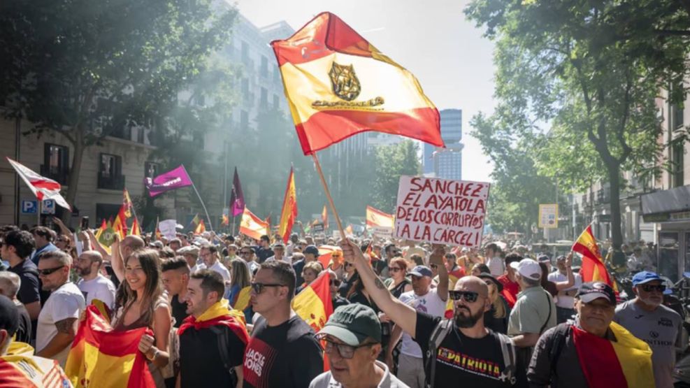 Miles de manifestantes intentaron llegar hasta el Palacio de la Moncloa 23052026
