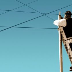 Un especialista revisando la instalación de un eruv. | Foto:Cedoc.