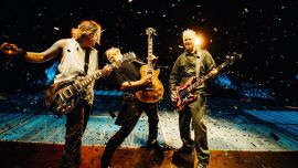 Airbag convirtió Vélez en una guerra rockera entre pogos salvajes, un avión gigante y un setlist que rompió todas las reglas