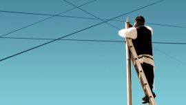 Un especialista revisando la instalación de un eruv.