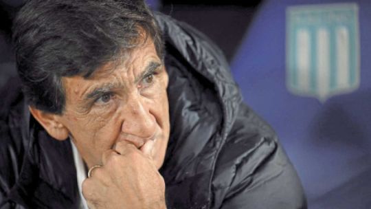 Por decisión de Milito, Costas dejará de ser el DT de Racing