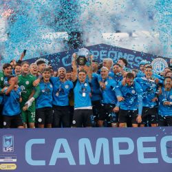 El centrocampista armenio del Belgrano, Lucas Zelarayan, levanta el trofeo junto a sus compañeros tras ganar la final del Torneo Apertura de la Liga Argentina de Fútbol Profesional entre River Plate y Belgrano en el Estadio Mario Alberto Kempes de Córdoba, Argentina. | Foto:DIEGO LIMA / AFP